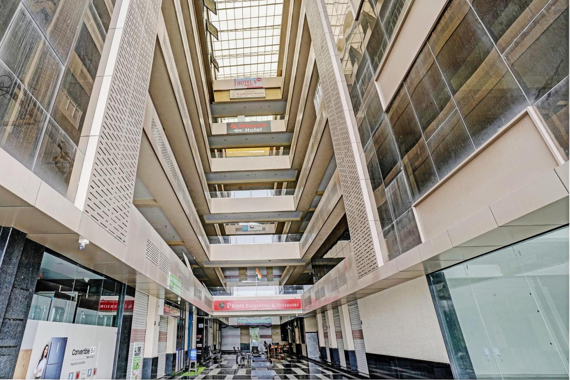 Oyo Flagship Hotel 9 수라트 외부 사진